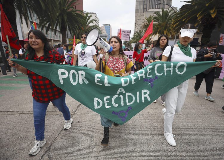 Activistas y colectivos alzan la voz por un aborto legal, gratuito y seguro en México.  EFE/ Sáshenka Gutiérrez