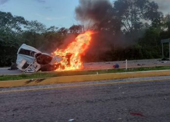 Fuerte accidente en la carretera Mérida-Campeche entre tráiler y combi de pasaje
