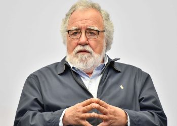 Alejandro Encinas presentando su candidatura ante el Senado.