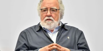 Alejandro Encinas presentando su candidatura ante el Senado.