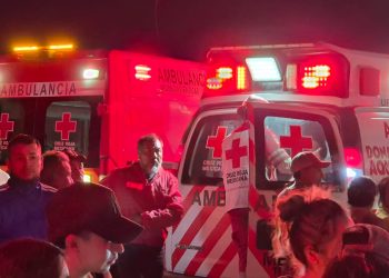 Ambulancias y paramédicos atienden a heridos tras explosión de castillo pirotécnico en Teotihuacán.
