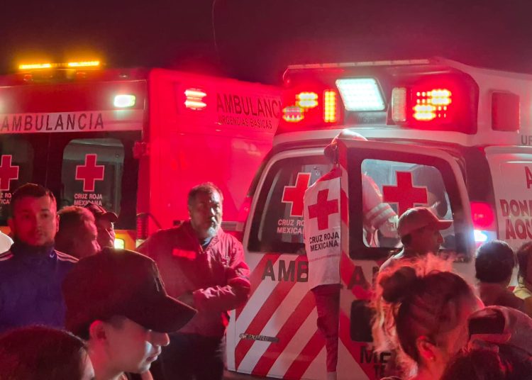 Ambulancias y paramédicos atienden a heridos tras explosión de castillo pirotécnico en Teotihuacán.