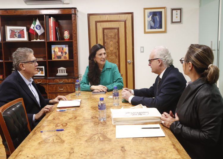 Kenia López Rabadán durante la reunión con representantes de ANTAD para fortalecer el empleo formal