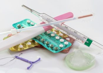 Kit de salud sexual con condones, lubricante y materiales educativos distribuidos en evento para jóvenes LGBTI+ en CDMX.