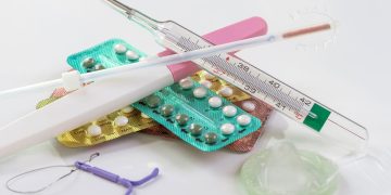 Kit de salud sexual con condones, lubricante y materiales educativos distribuidos en evento para jóvenes LGBTI+ en CDMX.