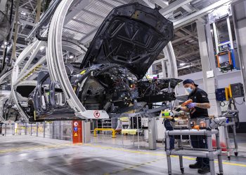Producción de vehículos ligeros en México retrocede en agosto de 2025, mientras las exportaciones muestran ligero crecimiento