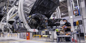 Producción de vehículos ligeros en México retrocede en agosto de 2025, mientras las exportaciones muestran ligero crecimiento