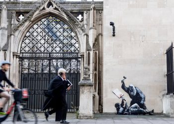 Obra de Banksy en Londres representando a un juez golpeando a un manifestante.