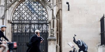 Obra de Banksy en Londres representando a un juez golpeando a un manifestante.