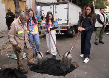 Alessandra Rojo de la Vega encabezando brigada de bacheo.