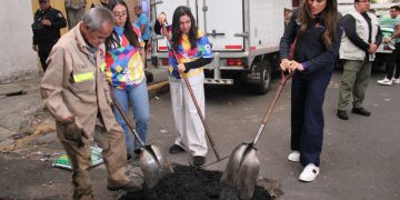 Alessandra Rojo de la Vega encabezando brigada de bacheo.