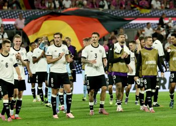 Players of Alemania greet their supporters after winning the FIFA World Cup