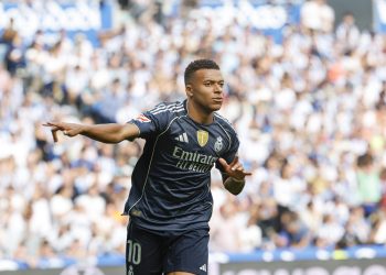 El delantero francés del Real Madrid, Kylian Mbappé, celebra su gol contra la Real Sociedad