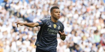 El delantero francés del Real Madrid, Kylian Mbappé, celebra su gol contra la Real Sociedad