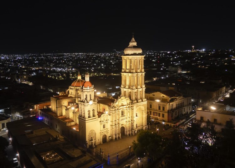 Vista nocturna de la nueva iluminación sostenible que resalta el patrimonio histórico de la ciudad. EFE/ Iberdrola México