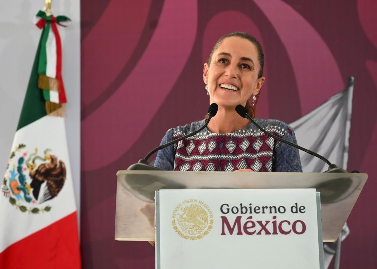 Fotografía cedida por la Presidencia de México de la mandataria mexicana Claudia Sheinbaum durante una conferencia de prensa en la ciudad de Culiacán(México). Sheinbaum destacó durante la presentación de su informe en el estado mexicano de Sinaloa, el acuerdo que reforzará los operativos para controlar el tráfico de armas con Estados Unidos.