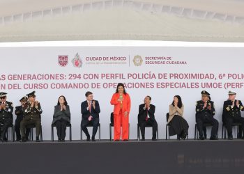Clara Brugada encabeza graduación de 450 policías en CDMX