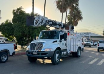 Brigadas de la CFE preparadas ante la llegada del huracán Lorena, con equipos y personal especializado para garantizar el restablecimiento del suministro eléctrico