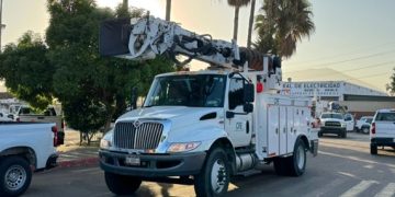 Brigadas de la CFE preparadas ante la llegada del huracán Lorena, con equipos y personal especializado para garantizar el restablecimiento del suministro eléctrico