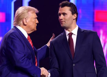 Charlie Kirk, aliado de Trump, recibe un disparo en una universidad de EU