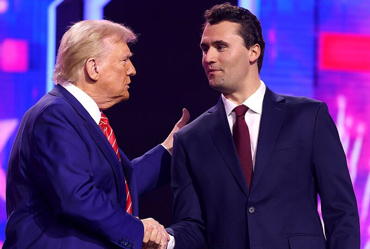 Donald Trump pidió oraciones por Charlie Kirk tras el ataque en Utah, donde el activista conservador recibió un disparo frente a miles de asistentes