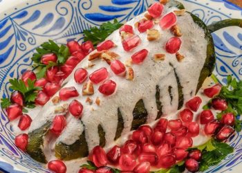 Pozole y chiles en nogada, platillos tradicionales del 15 de septiembre en México.