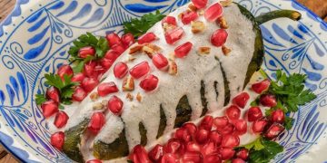 Pozole y chiles en nogada, platillos tradicionales del 15 de septiembre en México.