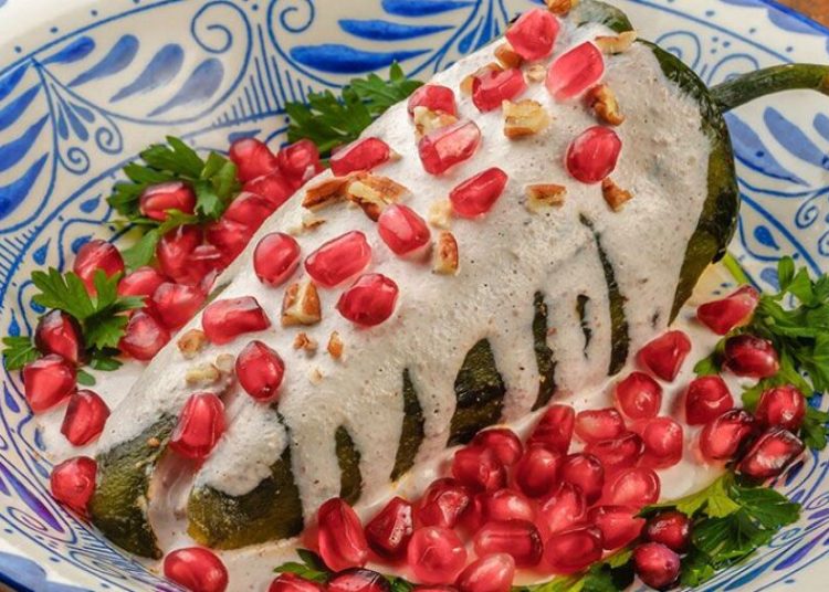 Pozole y chiles en nogada, platillos tradicionales del 15 de septiembre en México.