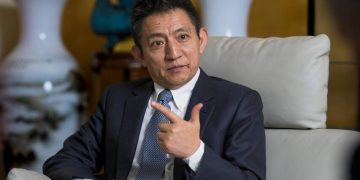 Viceministro Li Chenggang durante rueda de prensa en Madrid sobre el acuerdo TikTok-China-EE.UU.