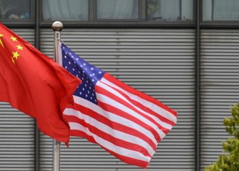 Banderas de China, Estados Unidos y España en reunión diplomática