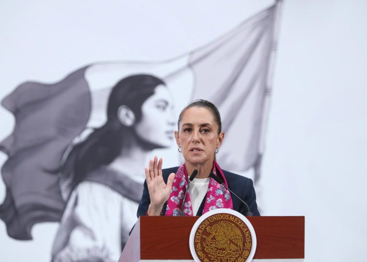 La presidenta Claudia Sheinbaum brinda apoyo a la familia del mexicano fallecido en Dallas. EFE/Mario Guzmán