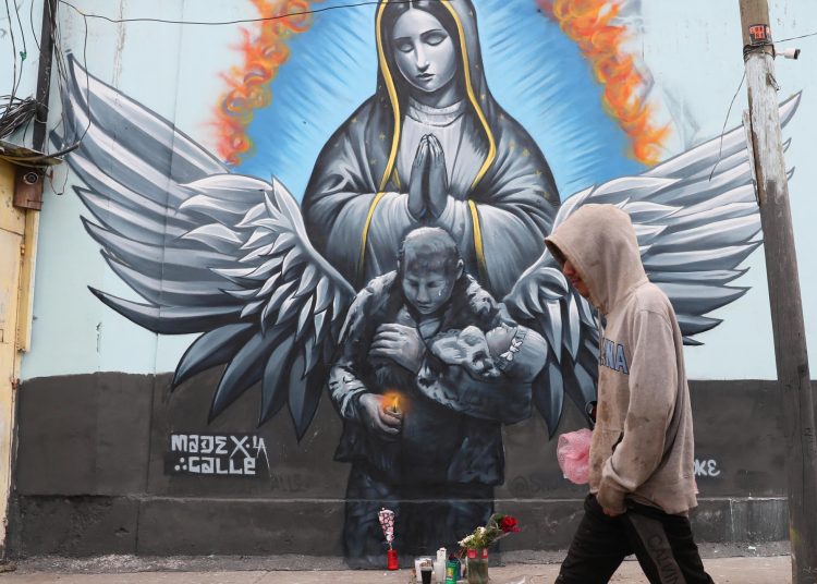 Camión de gas volcó y explotó en Iztapalapa, dejando hasta el momento 31 muertos y múltiples afectados. EFE/ Mario Guzmán