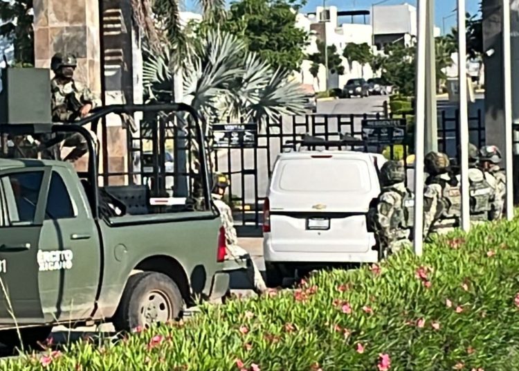 Vehículo asegurado por militares en Culiacán presuntamente usado por delincuentes