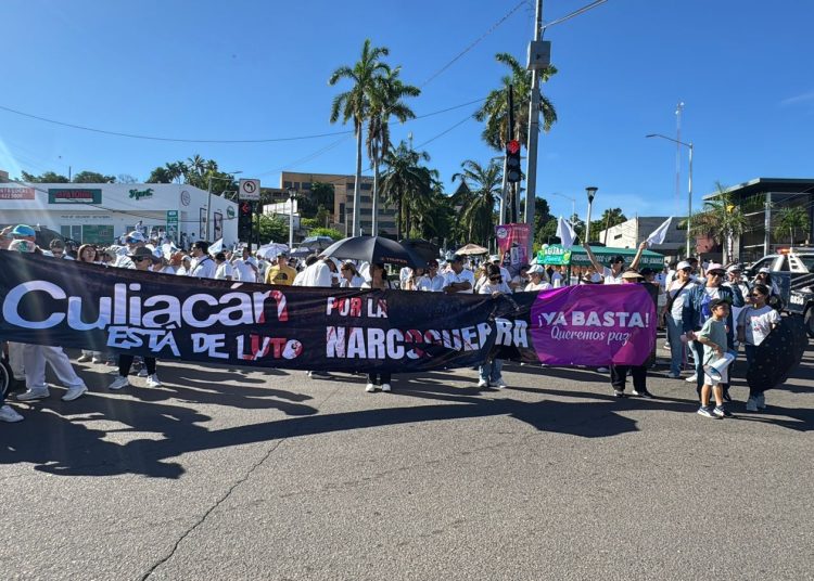 Familias, colectivos y asociaciones civiles pidieron justicia y seguridad durante la marcha por la paz en Sinaloa