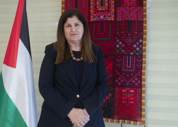 Varsen Aghabekian, ministra de Exteriores palestina, durante entrevista en Ramala