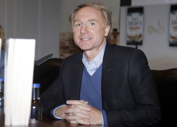 Dan Brown durante la presentación de su novela El último secreto en Praga.