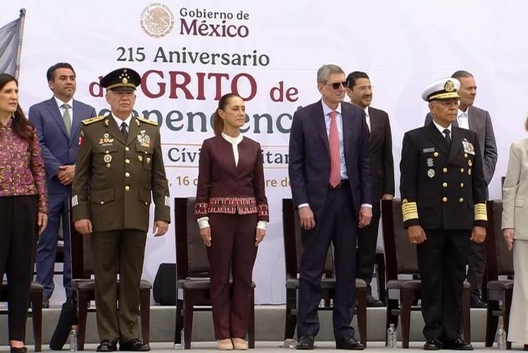 Secretarios de Marina y Defensa Nacional destacan honor y lealtad durante el desfile militar en México