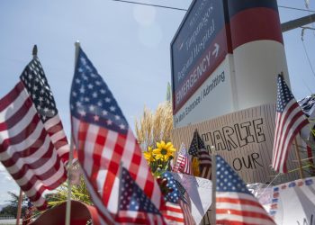 El cuerpo de Charlie Kirk llega a Arizona escoltado por fuerzas de EU y entre homenajes