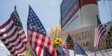 El cuerpo de Charlie Kirk llega a Arizona escoltado por fuerzas de EU y entre homenajes