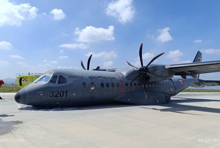 Avión militar CASA C-295 realiza aterrizaje de emergencia en el AIFA tras percance