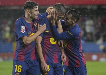 El delantero del Barcelona Dani Olmo (c) celebra tras anotar el tercer gol del