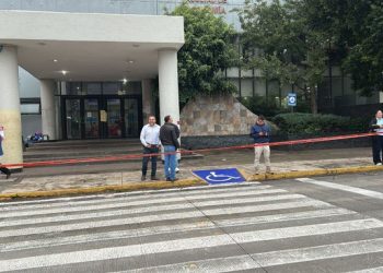 Estudiantes desalojados de la Facultad de Economía de la UNAM tras amenaza de bomba.