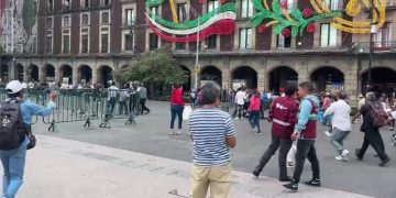 Enfrentamiento en el Zócalo: Vendedores ambulantes agreden a personal de SPARVP durante celebraciones patrias