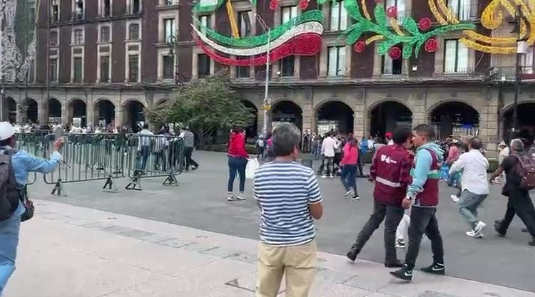 Enfrentamiento en el Zócalo CDMX entre vendedores ambulantes y personal de SPARVP durante las celebraciones patrias