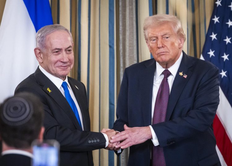 Netanyahu y Trump discuten un gobierno de transición sin Hamás en Gaza. EFE/EPA/JIM LO SCALZO / POOL