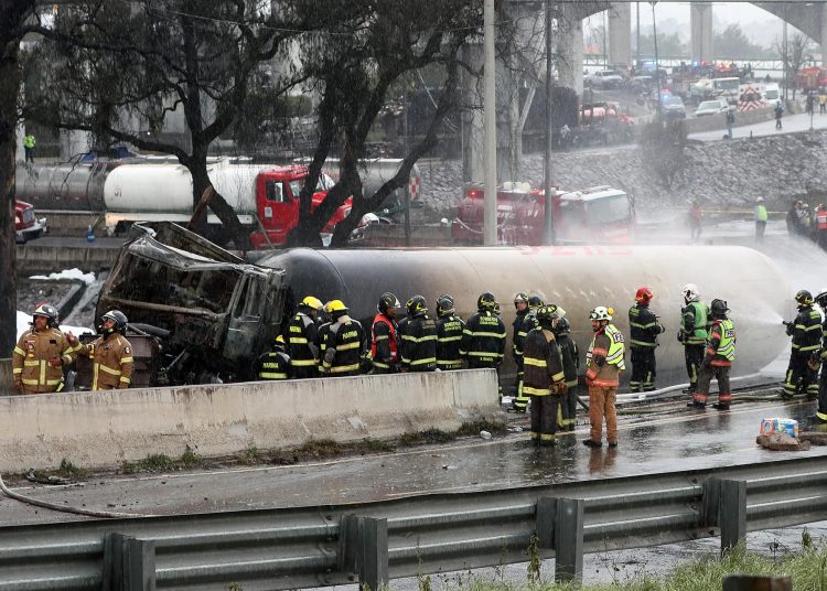 Autoridades informan sobre el deceso de otra persona tras la explosión de una pipa de gas en México. EFE/ Mario Guzmán