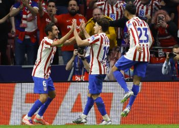 El delantero argentino del Atlético de Madrid Julián Álvarez (c) celebra el quinto gol del equipo rojiblanco