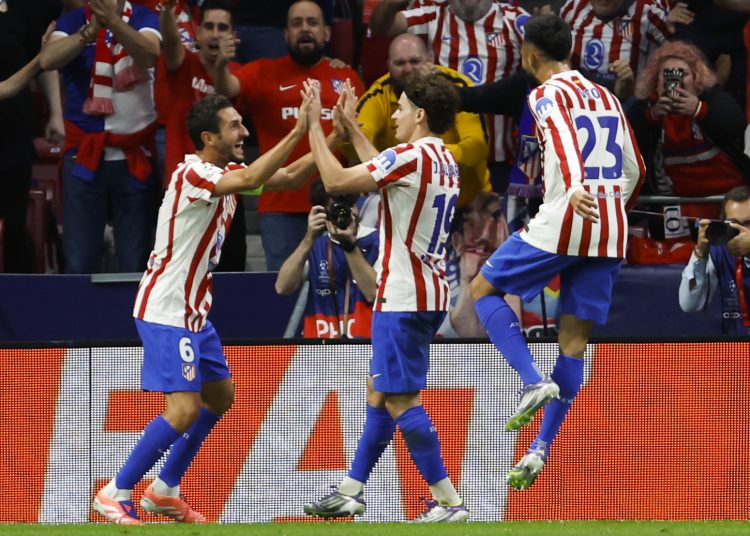 El delantero argentino del Atlético de Madrid Julián Álvarez (c) celebra el quinto gol del equipo rojiblanco