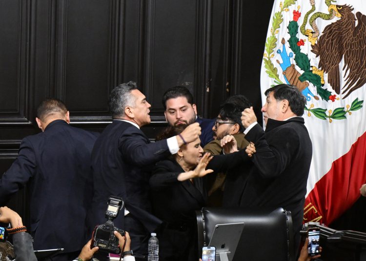 Fernández Noroña acepta guaruras de la PRG , Alito lo llama coyón, cobarde y chillón, y después el morenista renuncia a la protección | FOTO EFE