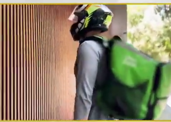 Repartidor entregando pedido con medidas de seguridad